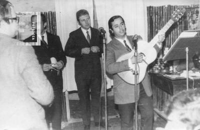 Ricardo Quagliardi, Miguel Ángel Andrín y Ricardo Scaglione (guitarra), en Radio San Nicolás