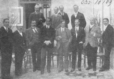 Integrantes del Círculo de Periodistas de San Nicolás, en el patio del Hotel Italia