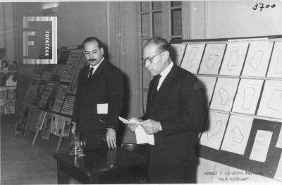 G. S. Chervo inaugura la Exposición del Periodismo Argentino, en la Federación de Comercio, junto al orador sobre el tema Moreno, Dr. José E. de Cara