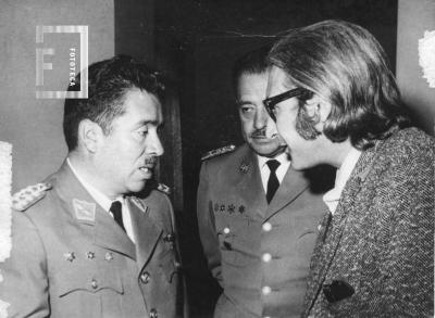 Ministro de Defensa de Bolivia, Gral. Mendiata, con el periodista José Domingo Colombo