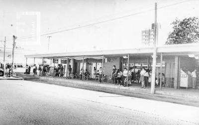 Estación de Colectivos, calle Almafuerte esquina Garibaldi. Se observa lo que fuera el bar //El Cóndor//