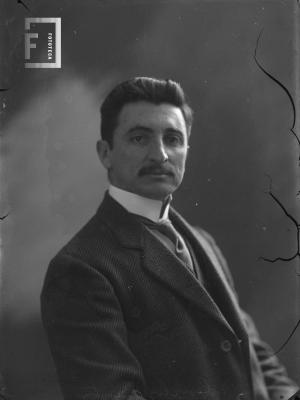 Retrato de Carlos L. Bustos, 3/4 perfil derecho