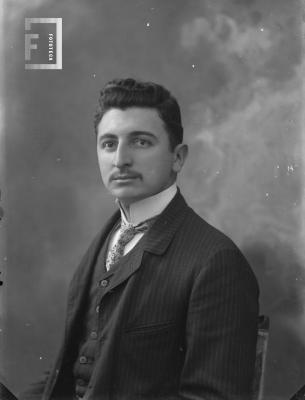 Retrato de Carlos L. Bustos, 3/4 perfil izquierdo