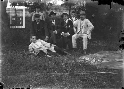 Ramón E. Carvajal y otros en el campo