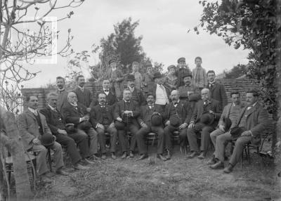 Grupo de hombres entre los que se encuentra Carlos Bustos (último derecha, de pie)