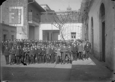 Grupo de estudiantes en el patio posterior del Colegio Nacional