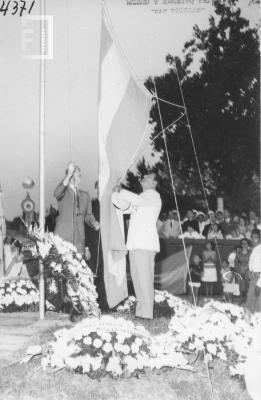 Acto 150º Aniversario de la Creación de la Bandera. Izamiento de la Bandera, por el Intendente Bent y el Tte. Cnel. Elizagaray