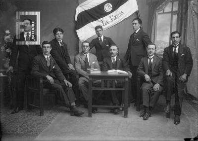 Grupo C. A. La Emilia. 2º detrás izq.: Mario Fermín Amarillo, nacido en 1895; 2º sentado, de anteojos, Emilio Córdova