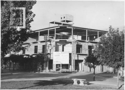 Edificio //Emitex//, Pellegrini y Alvear, esquina este.