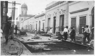 Encuentro de las dos cuadrillas de asfalto y aguas corrientes. Calle Rivadavia entre Nación y Pellegrini