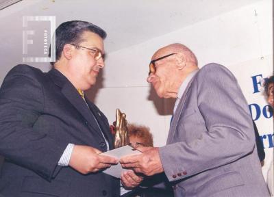 Acto de la Fundación Roberto Fernández Viña en Casa del Acuerdo. Entrega distinción a la Asoc. Amigos del Crucero //Gral. Belgrano//. G. S. Chervo y Gerardo de Bonis