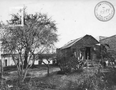 Rancho ubicado sobre calle Francia, pasando Alberdi. Al fondo Almacén del Camino de la Igualdad.