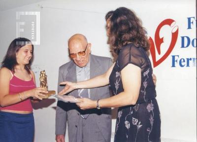 Acto de la Fundación Roberto Fernández Viña en Casa del Acuerdo. Entrega distinción al Jefe de la Prefectura Naval Argentina de San Nicolás