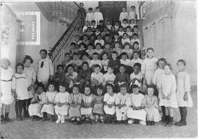 Alumnos primer grado Escuela No 1, 1919 (César C. Bustos 2o. izquierda sentado última fila)