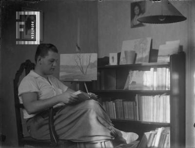 Jorge Varela joven leyendo