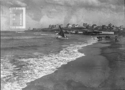 Playa de Mar del Plata con velero y Torreón