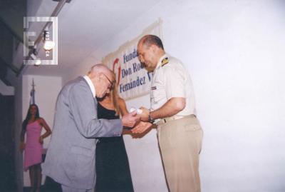 Acto de la Fundación Roberto Fernández Viña en Casa del Acuerdo. Entrega distinción al Jefe de la Prefectura Naval Argentina de San Nicolás