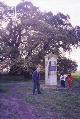 Gregorio Santiago Chervo con sus nietas en el Ombú de Cullen