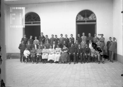 Colegio Nacional. Grupo de alumnos con el Rector Dr. Martín Giménez y profesores