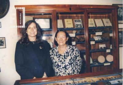 Diana Peyrano y Mirta Chervo en Sala de Medallística del Museo