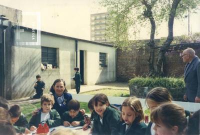 Alumnos de la Escuela de la Paz con Mirta y G. S. Chervo en jardín Museo