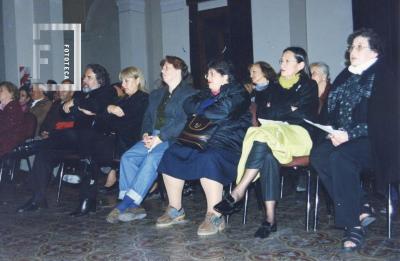 Asistentes a acto en Foyer del Teatro