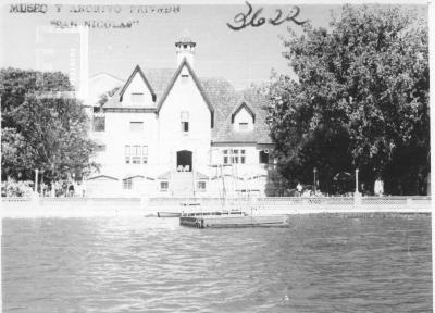 Frente del Club de Regatas desde el río