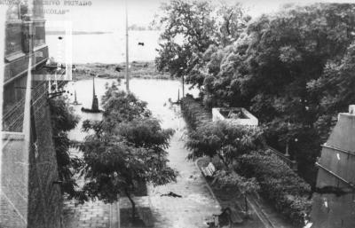 Bajada Belgrano y Costanera. El agua llega a la altura de la Portería del Club de Regatas