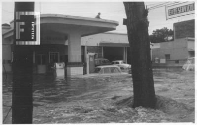 Inundación calle Urquiza y Av. Alberdi, hacia el oeste