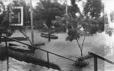 Bajada Belgrano, hacia Club Azopardo (el día 20, los respaldos de los bancos estaban cubiertos)