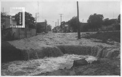 Inundación calle Sarmiento entre Ingenieros y Av. Alberdi, hacia el centro