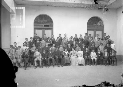 Grupo estudiantes Colegio Nacional con Rector Martín Giménez