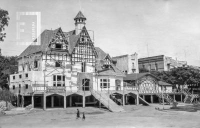 Club de Regatas. Edificio en construcción.