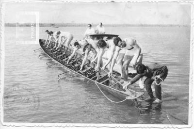 Club de Regatas. Ocho a fines de la década de 1960. En la lancha, Araudo