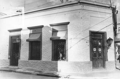 Francia y Belgrano, esquina este. Bar y restaurante //Tio Sam//