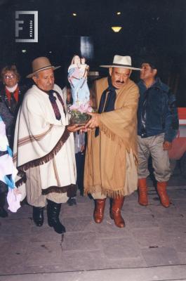 Omar Jouvert, Rufino Ochoa (Centro Gaucho Gral. Arenas), portando Virgen del Rosario