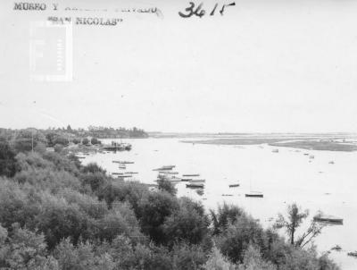 El río hacia el norte, desde el monumento al Combate Naval