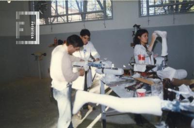 Escultores trabajando