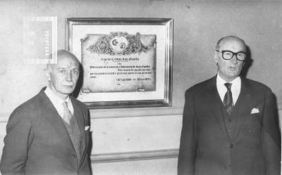 Oscar Fulía, Pte. de la Federación de Comercio y Dr. Carlos Del Forno, Pte. de la Caja de Crédito San Nicolás. Entrega de diploma en el 10º aniversario de la Caja