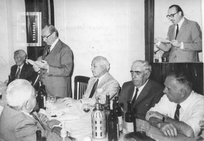 Agasajo al personal de Obras Sanitarias. En recorte, Roberto J. Milanta disertando