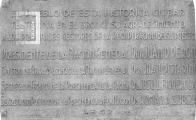 Placa agradecimiento del Pueblo de San Nicolás a las autoridades nacionales por la recuperación del Puerto