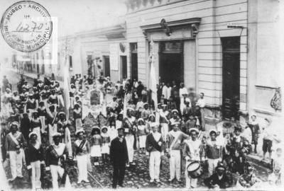 //Marineros Argentinos//, comparsa frente al Correo