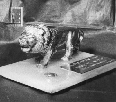 León, estatuilla entregada como distinción al Diario //El Norte//, por el Club de Leones