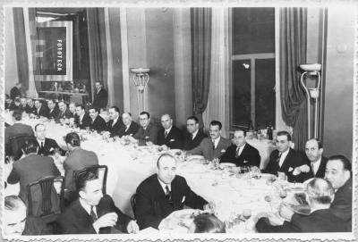 Dr. Ricardo del Campo y otros en comida