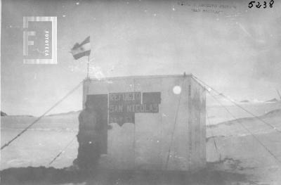 Refugio //San Nicolás// en la Base Esperanza, Antártida Argentina, jefe: Capitán Jorge A. García