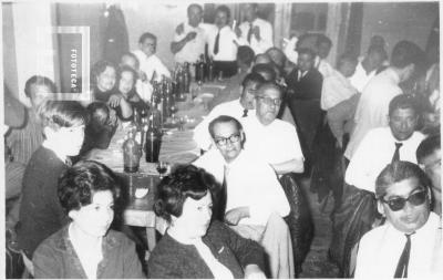 Dr. Ricardo del Campo y otros en comida