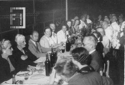 Dr. Ricardo del Campo y otros en comida