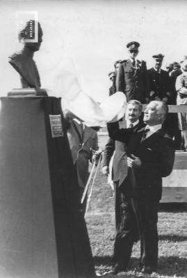 Inauguración Busto Cnel. Somoza en Plazoleta de Costanera y Lavalle. Ricardo F. Somoza, Prof. Duilio Cámpora e Intendente Huergo