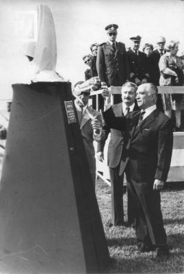 Inauguración Busto Cnel. Somoza en Plazoleta de Costanera y Lavalle. Ricardo F. Somoza, Prof. Duilio Cámpora e Intendente Huergo