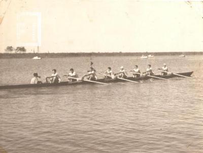 Entrenamiento del 8 del club de Regatas